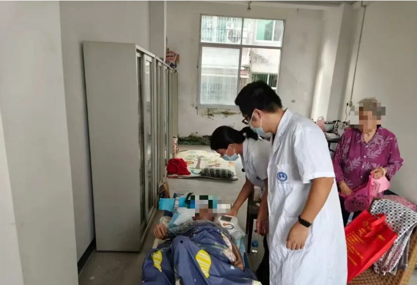 风雨褪去守安康｜荔城区家庭医生团队到北大村和吴江村避灾点巡诊